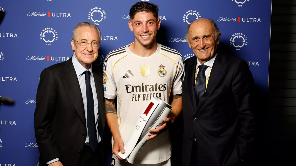 Fede Valverde junto a Florentino y Pirri Fede Valverde junto a Florentino y Pirri