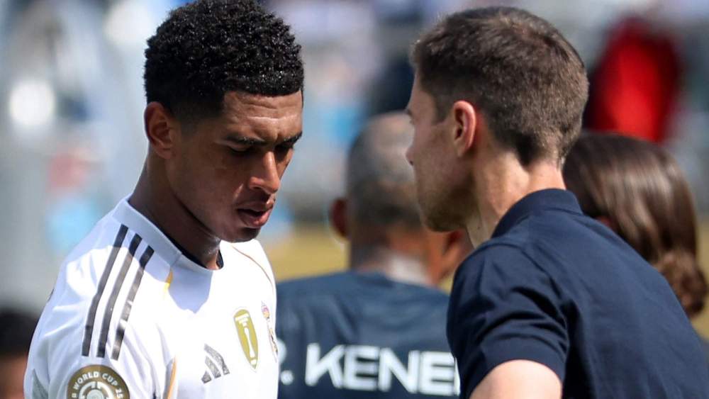 Jude Bellingham y Xabi Alonso durante un partido del Real Madrid.