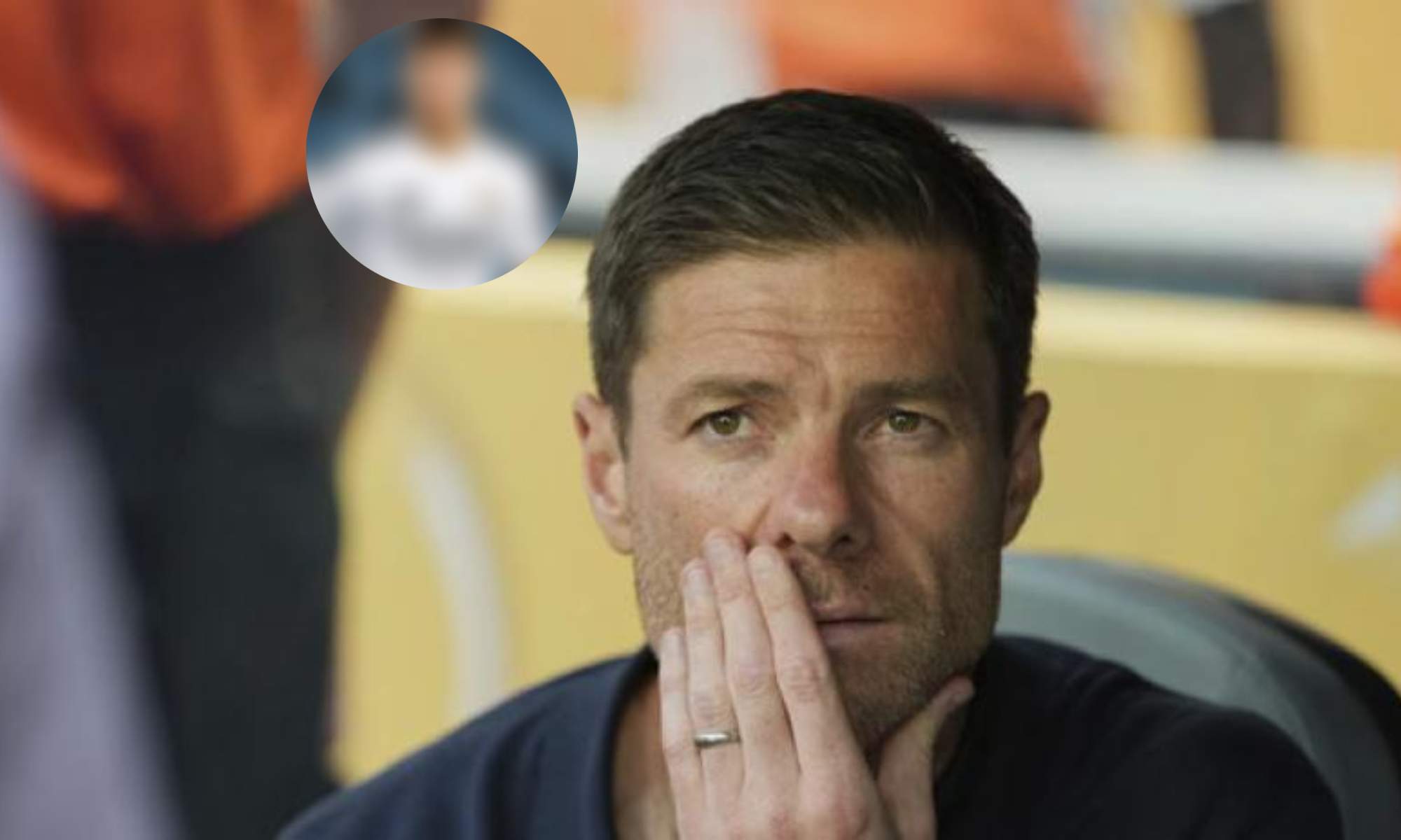 Xabi Alonso con jugador de incógnito Xabi Alonso con jugador de incógnito