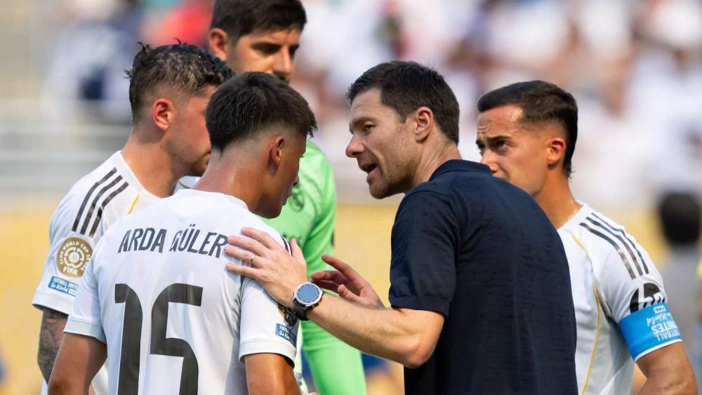 Xabi Alonso, hablando con Arda Güler durante la pausa de hidratación de un partido en el Mundial de Clubes. Xabi Alonso, hablando con Arda Güler durante la pausa de hidratación de un partido en el Mundial de Clubes.