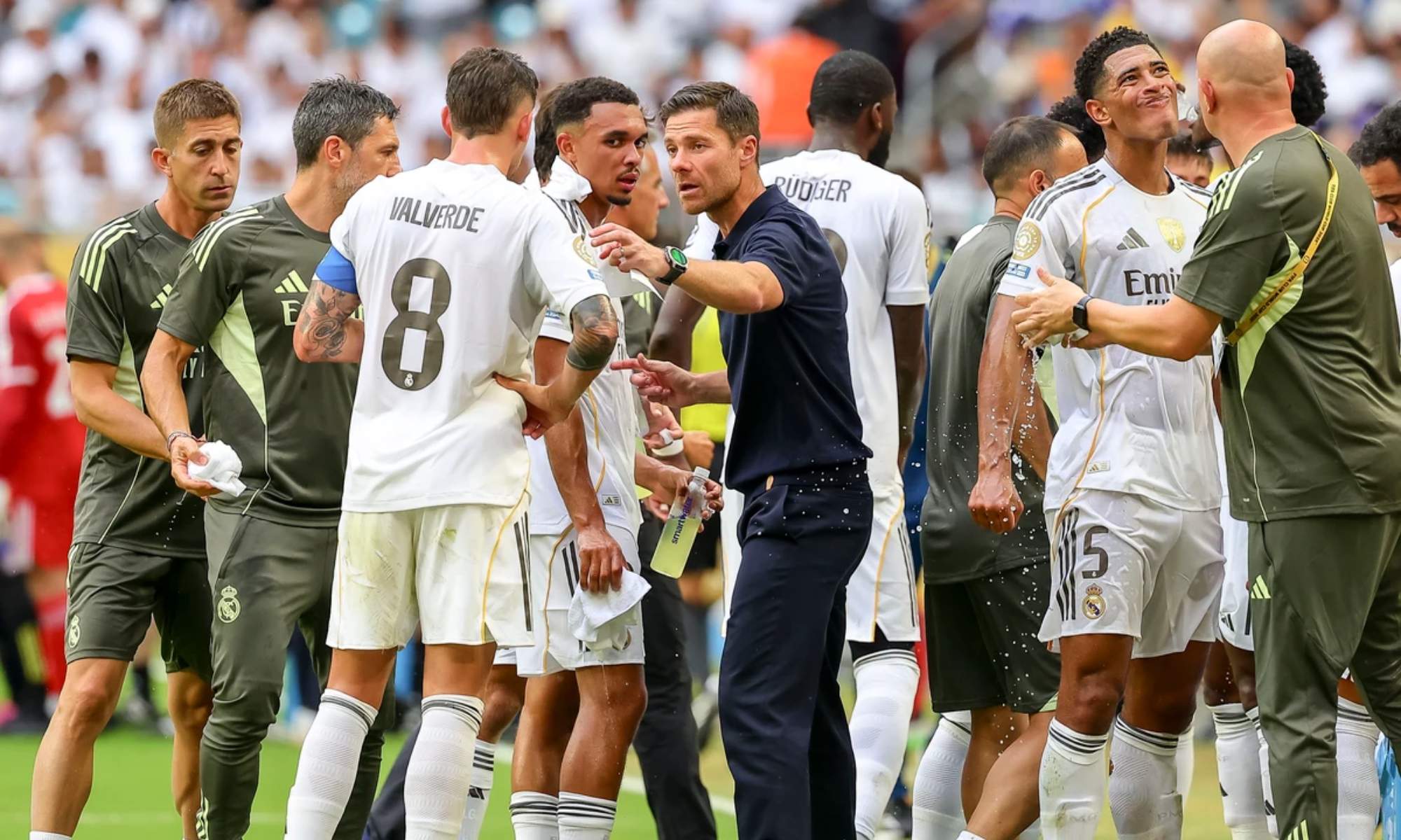 Xabi Alonso y Fede Valverde, durante una pausa de hidratación en un partido del Real Madrid en el Mundial de Clubes.
