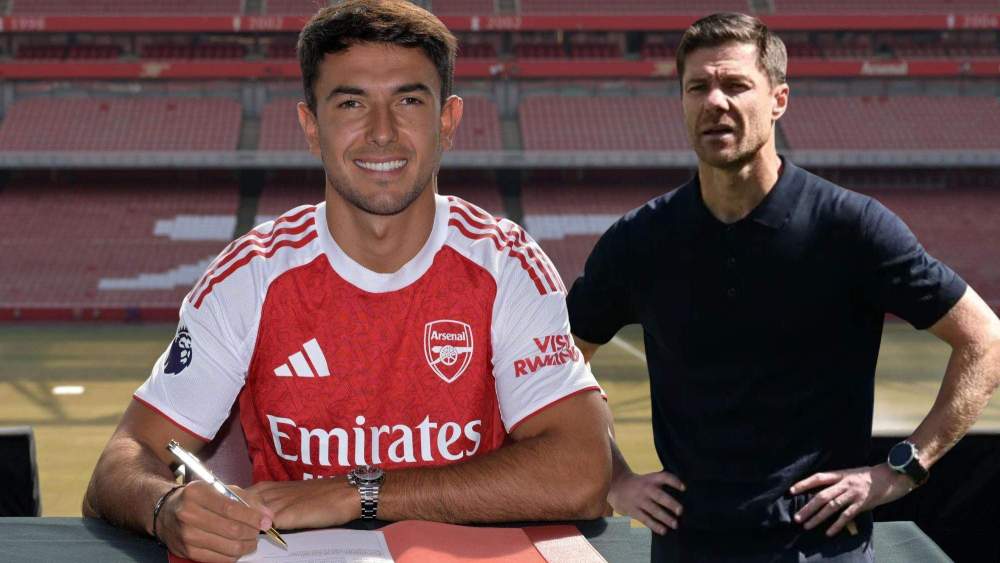 Zubimendi firmando con el Arsenal y Xabi Alonso