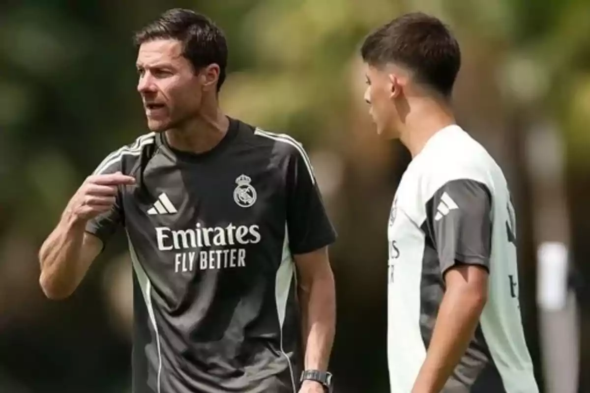 Xabi Alonso dando instrucciones y Güler