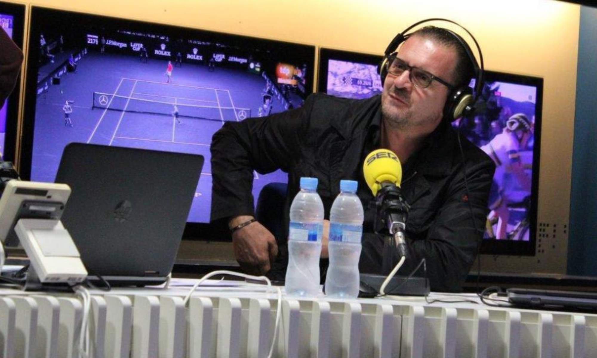 Pedja Mijatovic, en los estudios de la Cadena SER, emisora con la que colabora con frecuencia. Pedja Mijatovic, en los estudios de la Cadena SER, emisora con la que colabora con frecuencia.