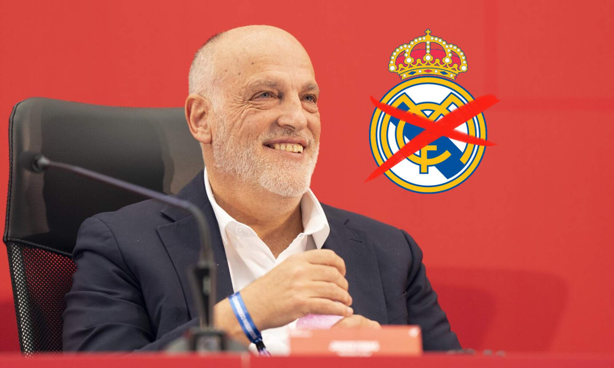 Javier Tebas y el escudo del Real Madrid tachado.  Javier Tebas y el escudo del Real Madrid tachado.