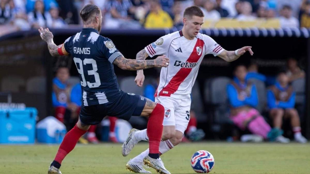 Franco Mastantuono, con Sergio Ramos, en un partido del Mundial de Clubes. Franco Mastantuono, con Sergio Ramos, en un partido del Mundial de Clubes.