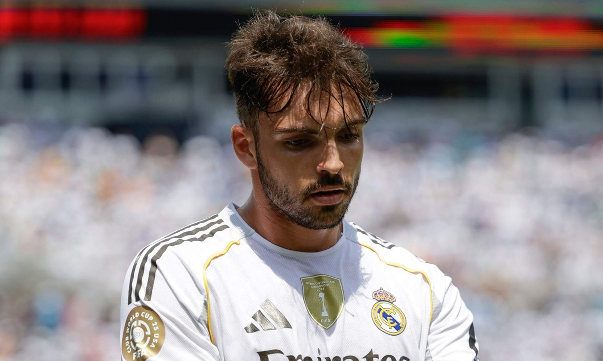 El Real Madrid podría plantearse la salida de Raúl Asencio.