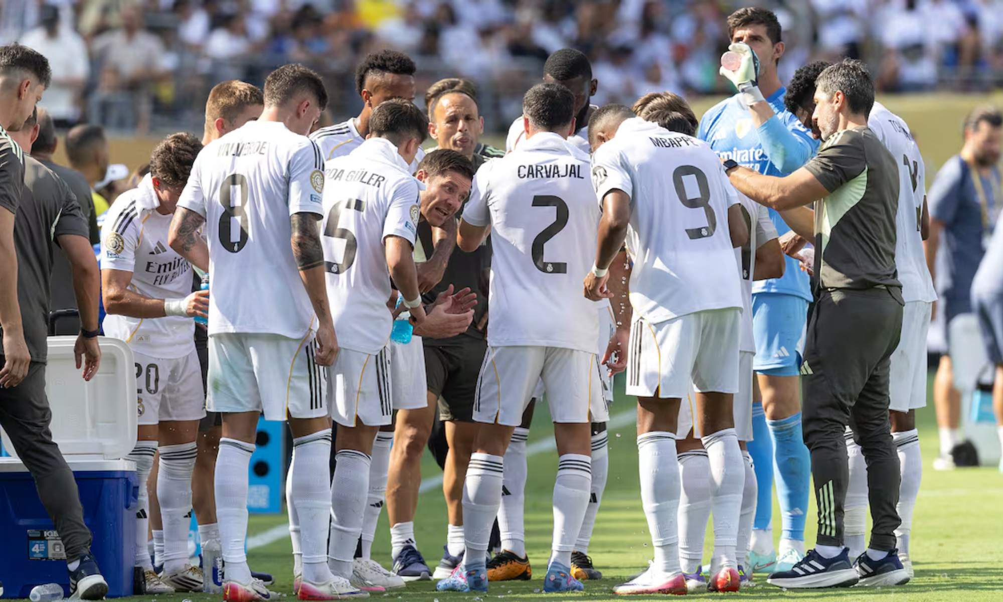 Xabi Alonso, dando órdenes a sus jugadores durante un partido del Mundial de Clubes. Xabi Alonso, dando órdenes a sus jugadores durante un partido del Mundial de Clubes.