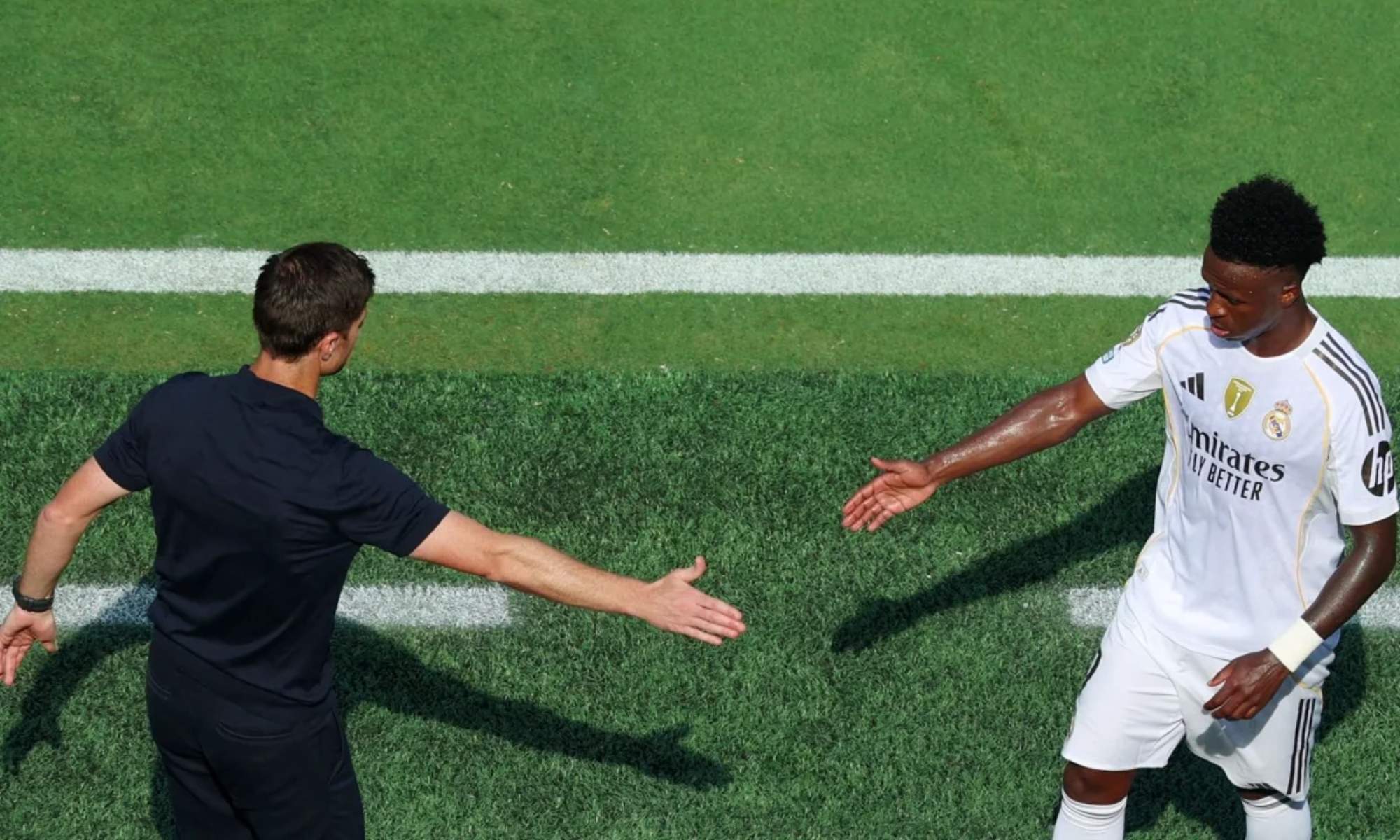 abi Alonso y Vinicius, saludándose después de retirar el técnico al brasileño en el partido de este miércoles con el PSG.