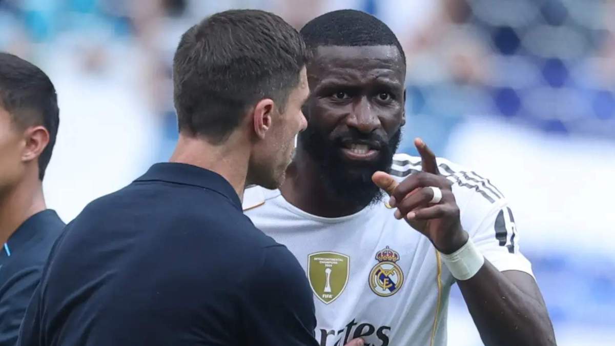 Xabi Alonso, charlando con Antonio Rüdiger durante un partido del Real Madrid en el Mundial de Clubes. Xabi Alonso, charlando con Antonio Rüdiger durante un partido del Real Madrid en el Mundial de Clubes.