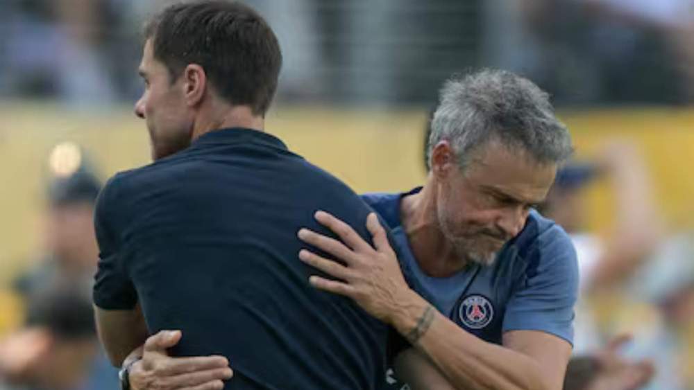 Xabi Alonso y Luis Enrique, saludándose este miércoles en el partido entre el Real Madrid y el PSG en el Mundial de Clubes. Xabi Alonso y Luis Enrique, saludándose este miércoles en el partido entre el Real Madrid y el PSG en el Mundial de Clubes.