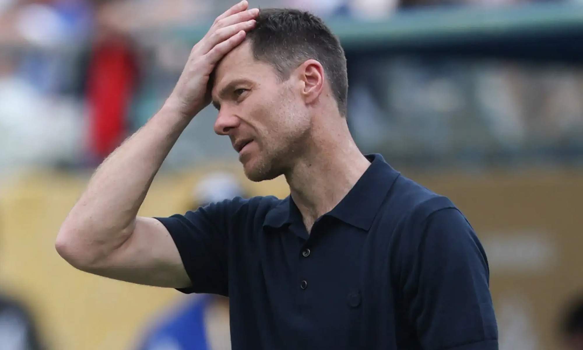 Xabi Alonso pensativo en un partido del Real Madrid. 