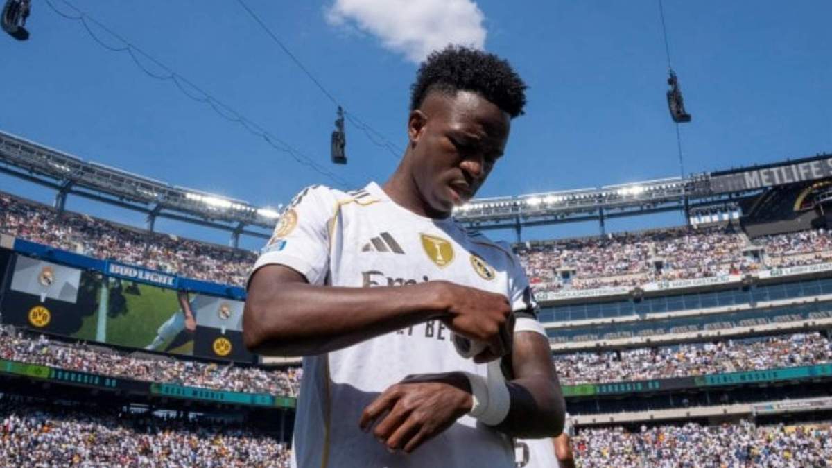 Vinicius antes de empezar el partido ante el Borussia Dortmund