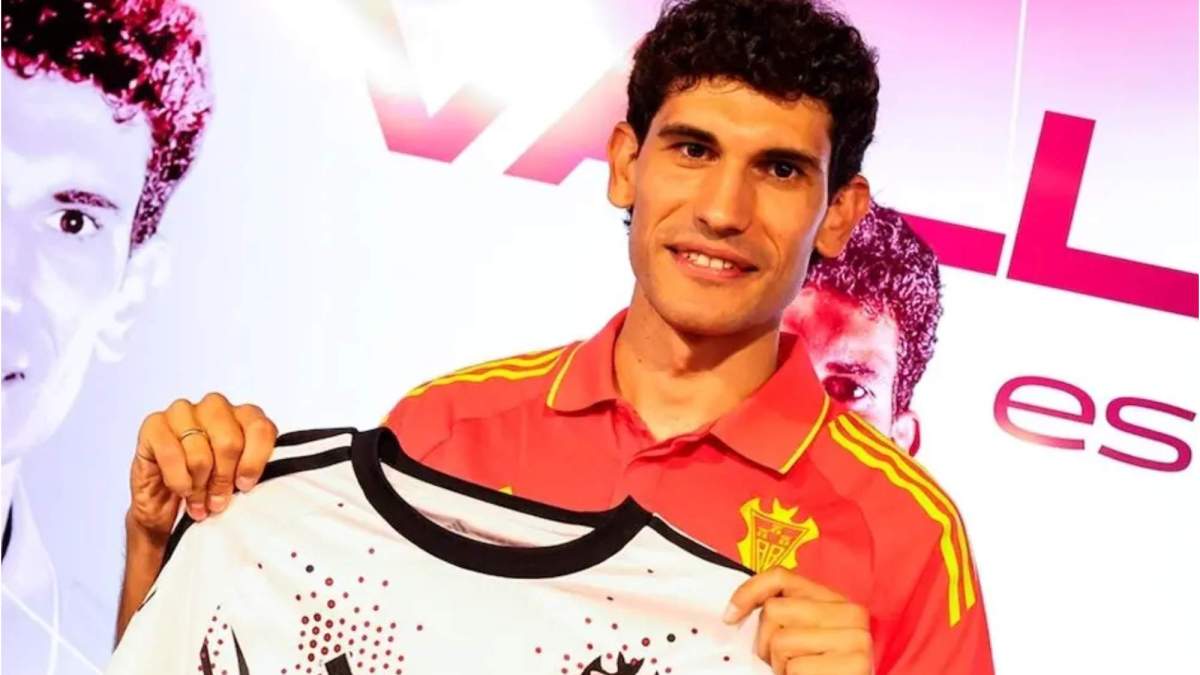 Jesús Vallejo, ex jugador del Real Madrid, con la camiseta del Albacete