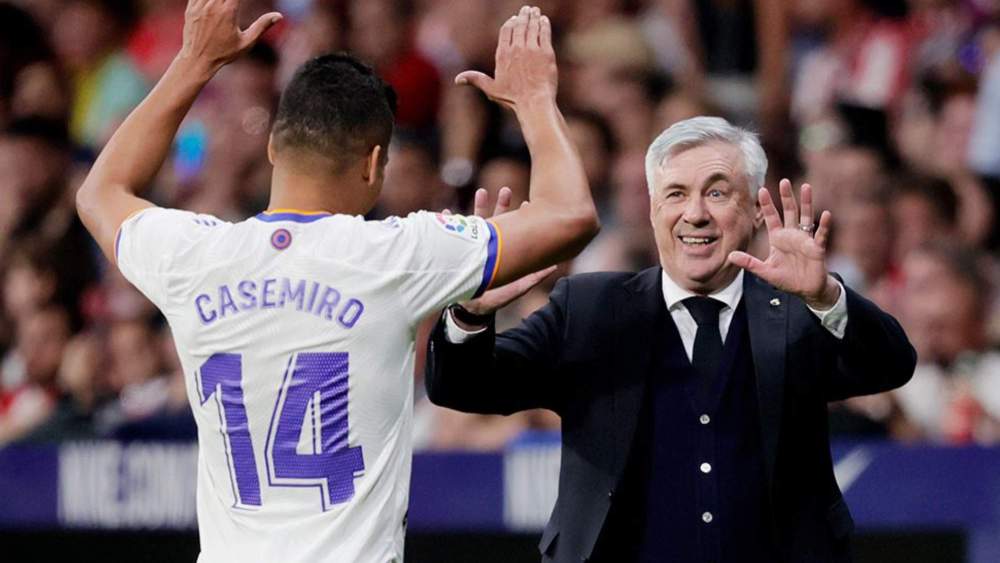 casemiro choca manos ancelotti