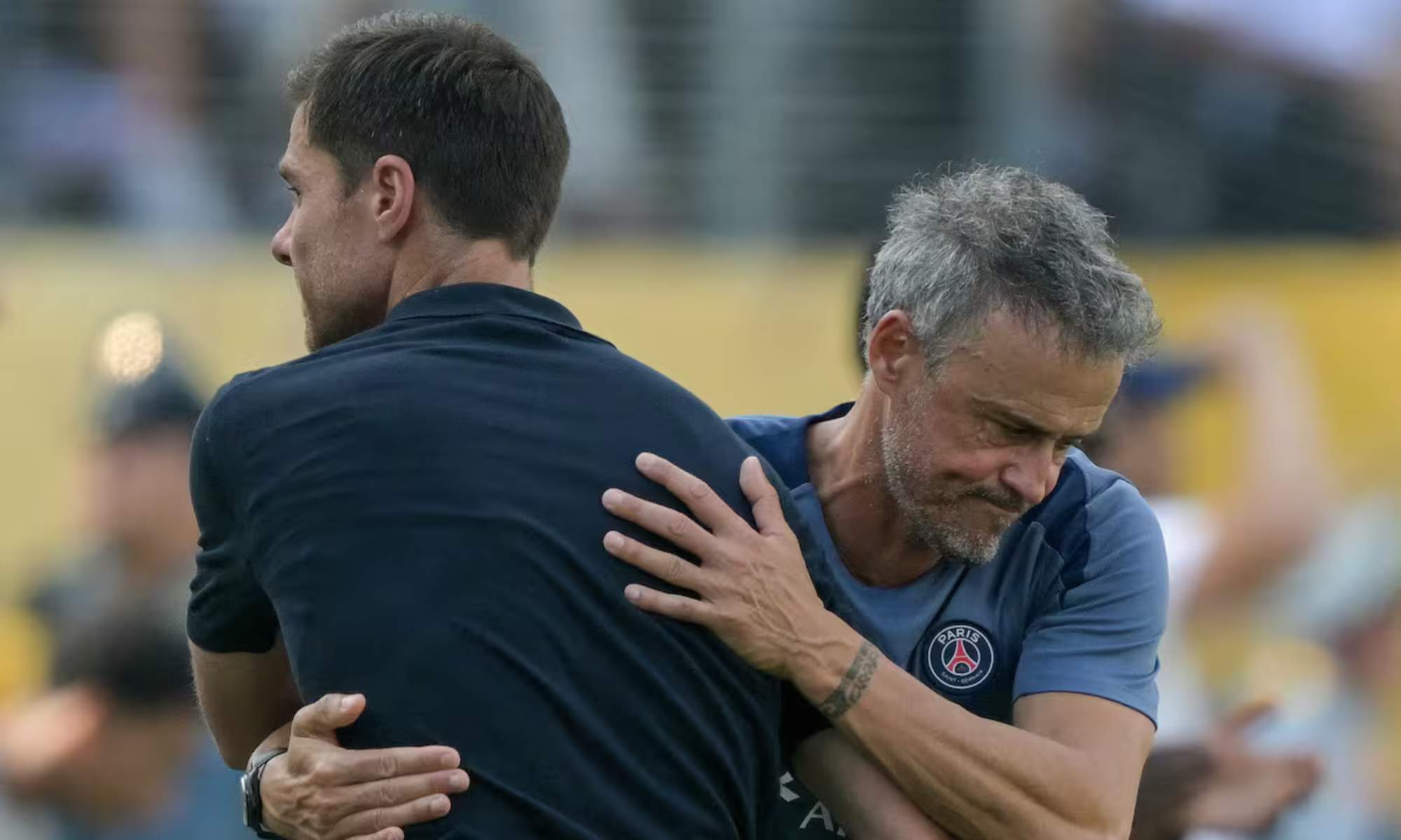 Xabi Alonso y Luis Enrique se saludan durante el partido entre el Real Madrid y el PSG en el Mundial de Clubes.