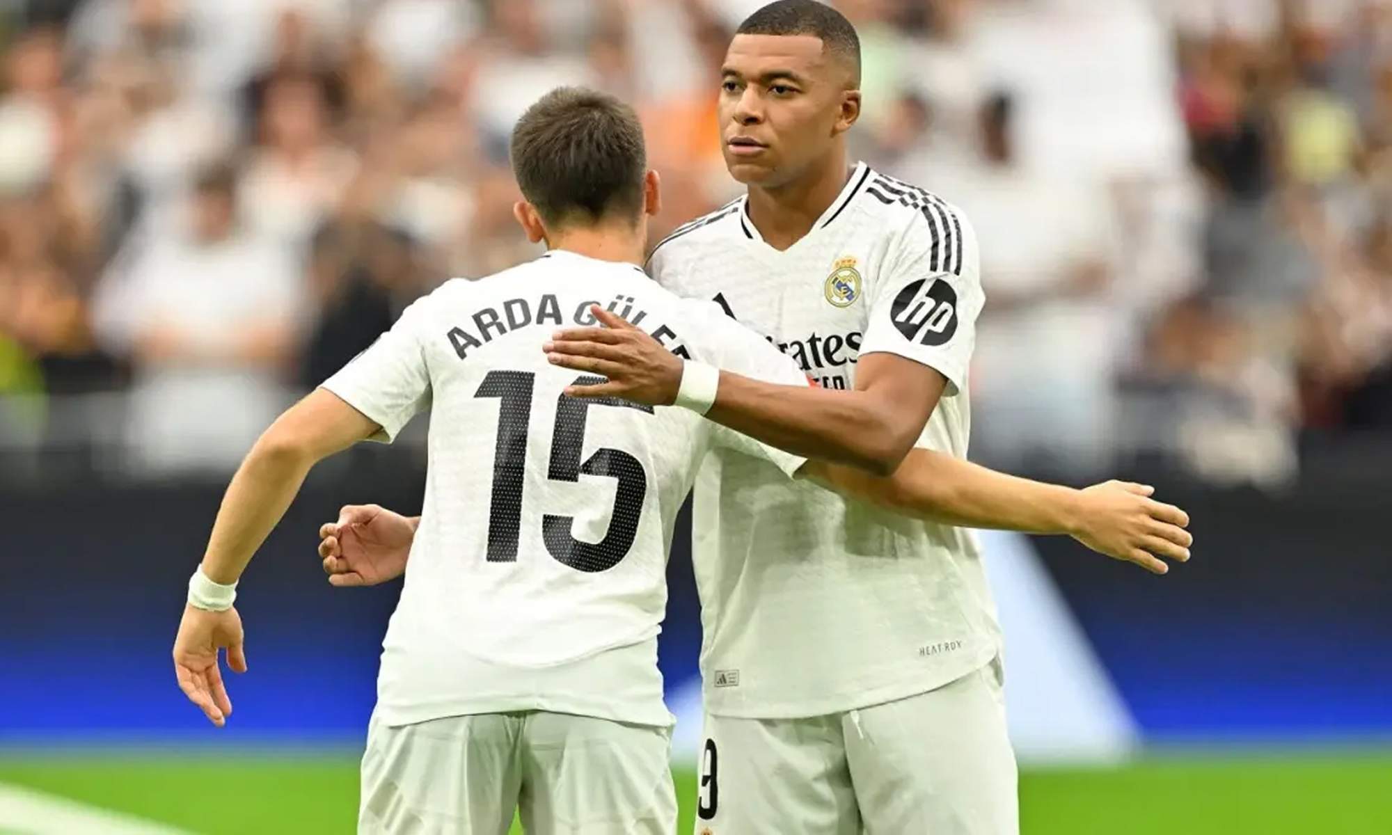 Arda Güler y Kylian Mbappé jugando un partido con el Real Madrid. 