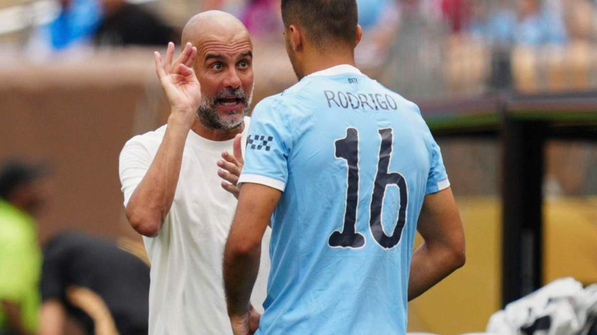 Pep Guardiola, dando indicaciones a Rodri durante un partido del pasado Mundial de Clubes. Pep Guardiola, dando indicaciones a Rodri durante un partido del pasado Mundial de Clubes.