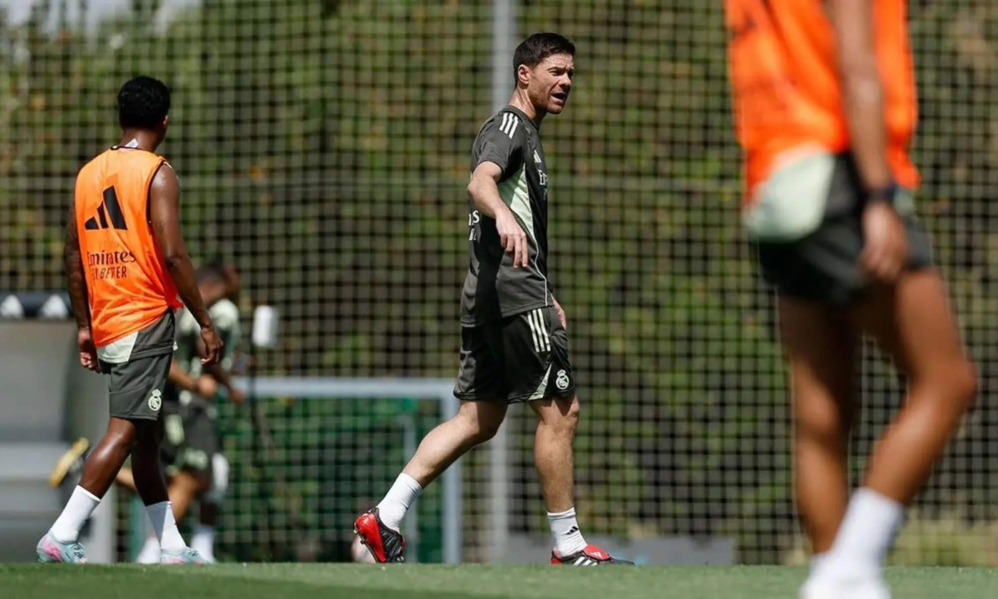 Xabi Alonso, dirigiendo un entrenamiento del Real Madrid hace unas semanas.