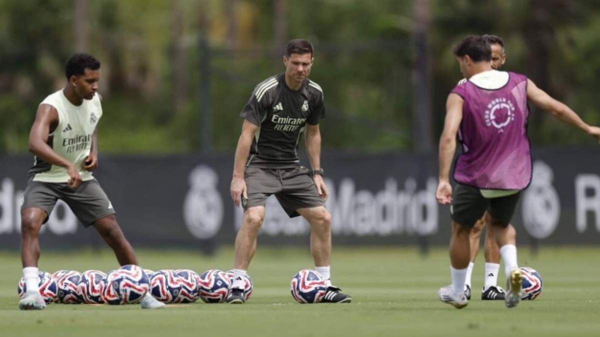 Rodrygo Goes y Xabi Alonso, durante un entrenamiento reciente del Real Madrid. Rodrygo Goes y Xabi Alonso, durante un entrenamiento reciente del Real Madrid.