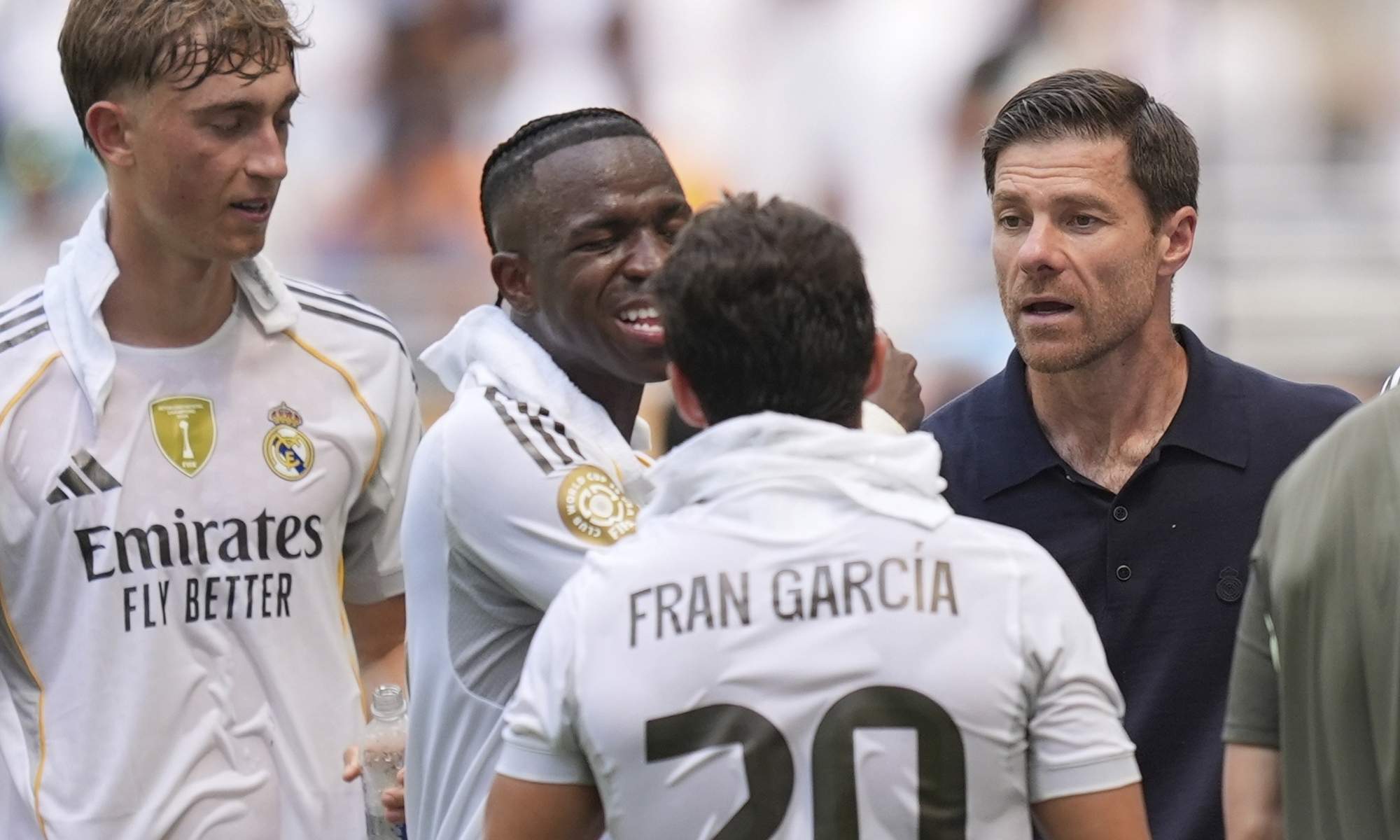 Xabi Alonso hablando con varios jugadores del Real Madrid.