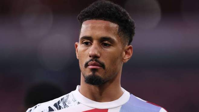 William Saliba jugando un partido con el Arsenal.  William Saliba jugando un partido con el Arsenal.