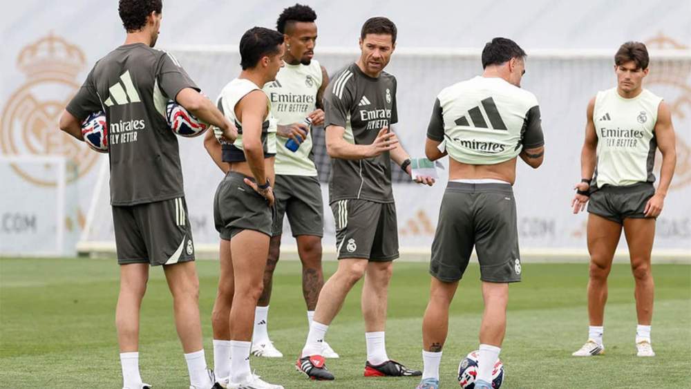 Xabi Alonso, durante un entrenamiento del Real Madrid con varios de sus jugadores. Xabi Alonso, durante un entrenamiento del Real Madrid con varios de sus jugadores.