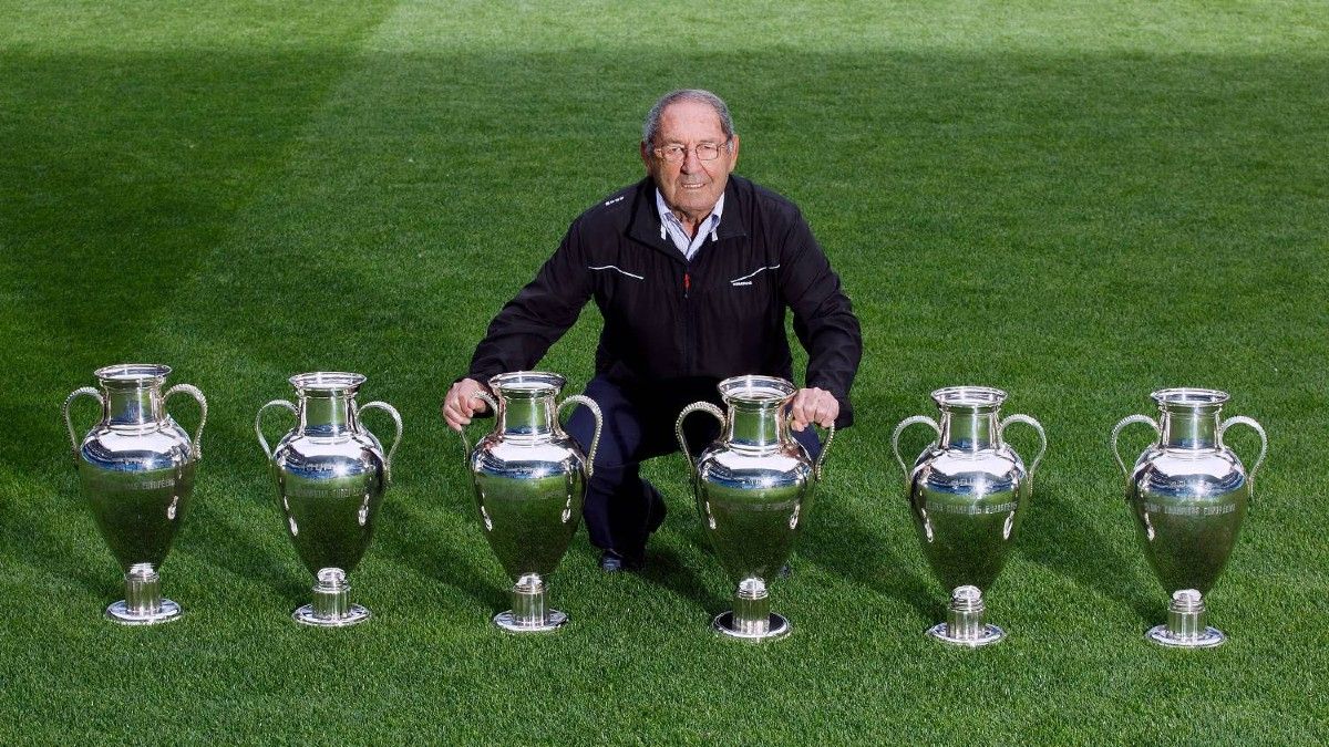 Paco Gento posando con las 6 Copas de Europas
