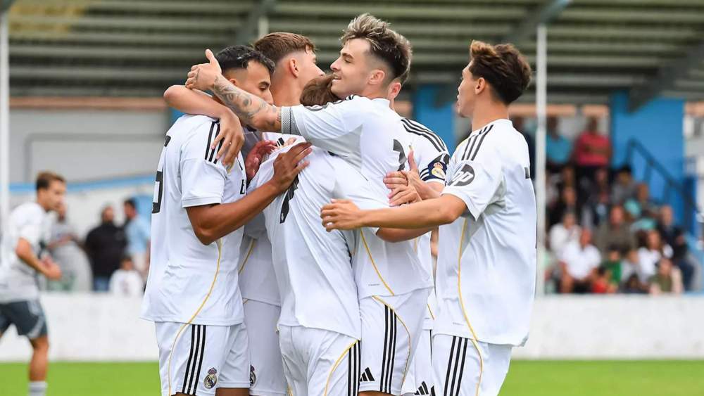 jugadores castilla celebran gol