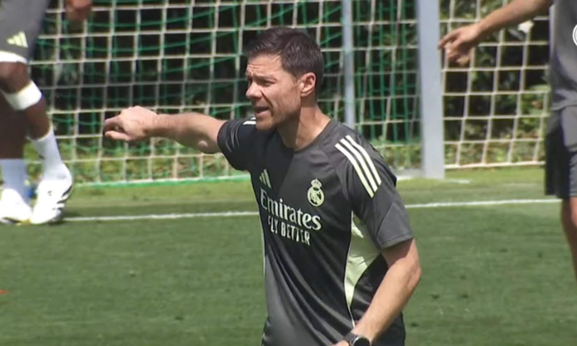 Xabi Alonso, dirigiendo un entrenamiento del Real Madrid en Valdebebas hace unas semanas.