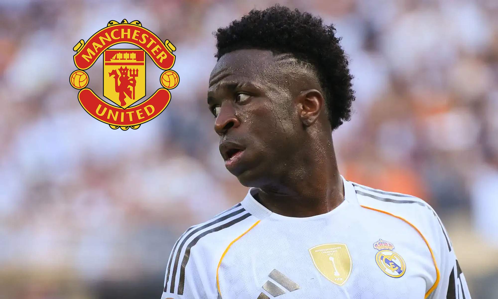 Vinícius Júnior jugando un partido con el Real Madrid y el escudo del Manchester United.