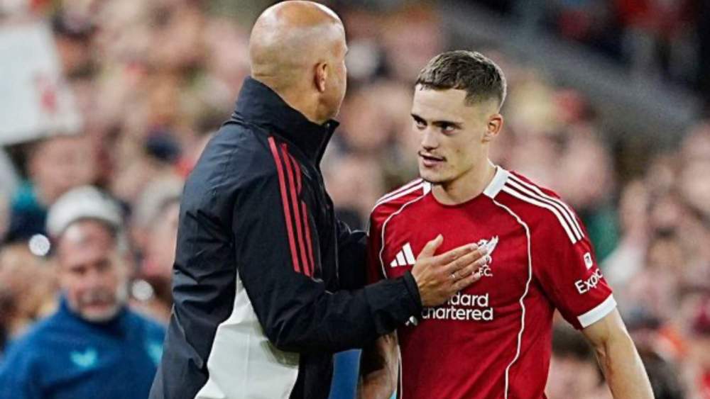 Arne Slot, con Florian Wirtz, después del doble partido amistoso del Liverpool con el Athletic.