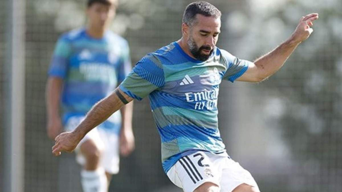 Carvajal tapando el dorsal de Gonzalo Carvajal tapando el dorsal de Gonzalo