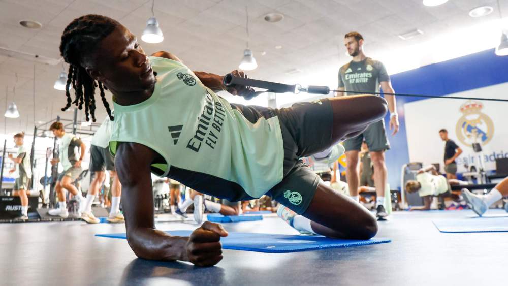 Eduardo Camavinga ha sufrido otra lesión y suma un total de cinco en el último año, lo que ha afectado a su rendimiento y a su continuidad en el Real Madrid. Eduardo Camavinga ha sufrido otra lesión y suma un total de cinco en el último año, lo que ha afectado a su rendimiento y a su continuidad en el Real Madrid.