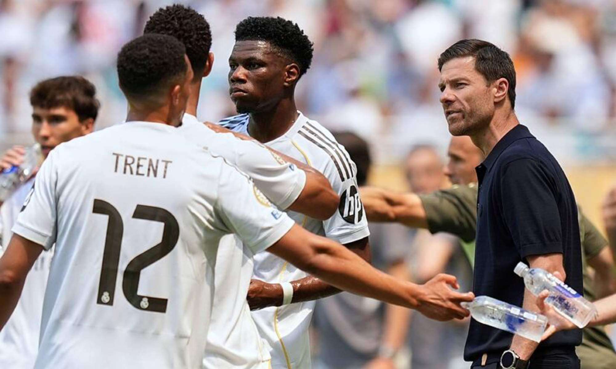 Xabi Alonso reparte algunas indicaciones a sus jugadores durante un encuentro del Real Madrid.
