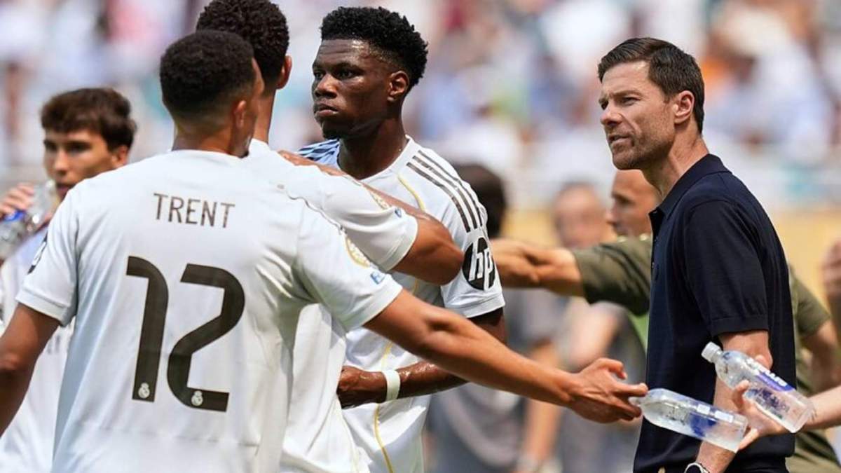 Xabi Alonso, hablando con varios de sus jugadores durante un partido del Real Madrid en el Mundial de Clubes.