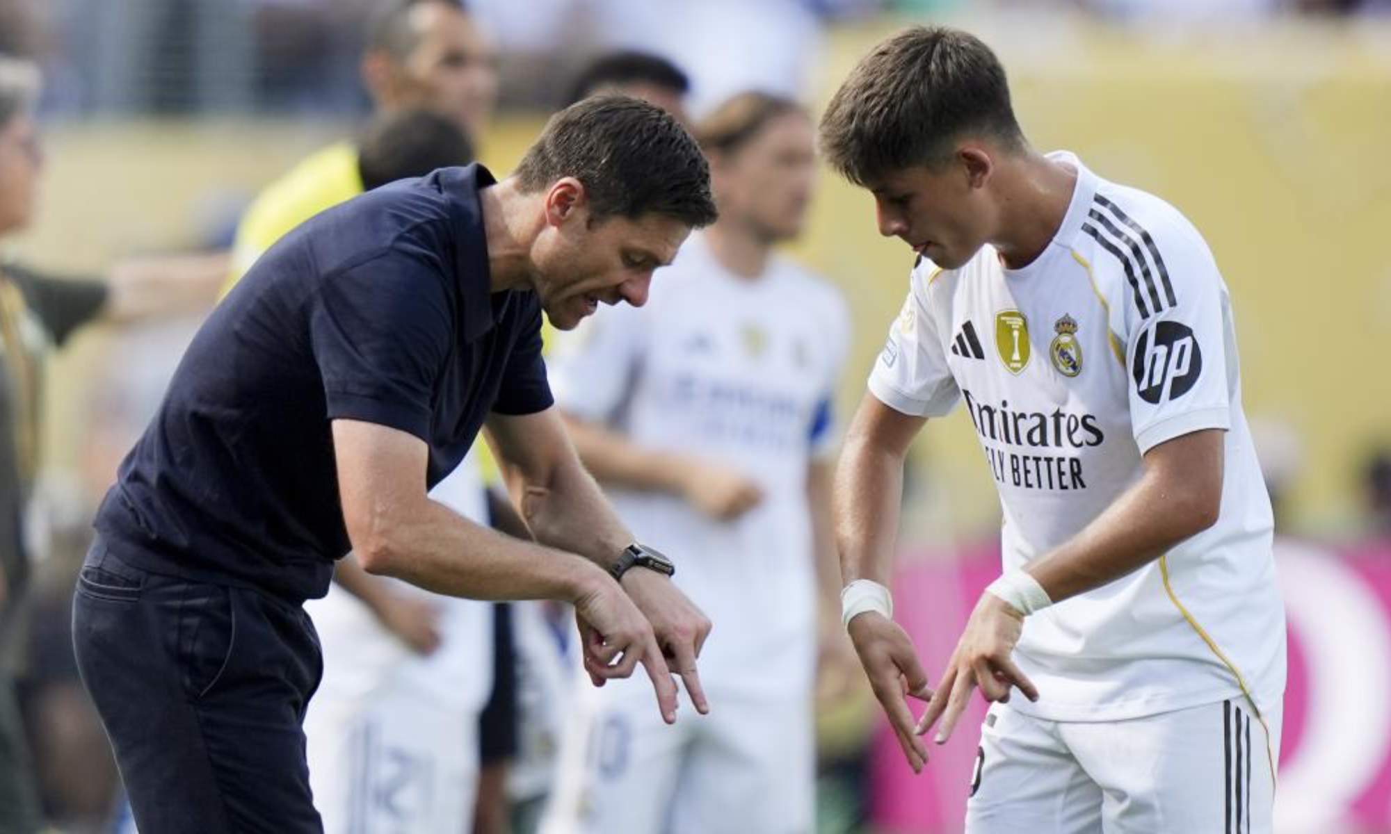 Xabi Alonso, hablando con Arda Güler y dándole instrucciones durante un partido del Real Madrid en el Mundial de Clubes.