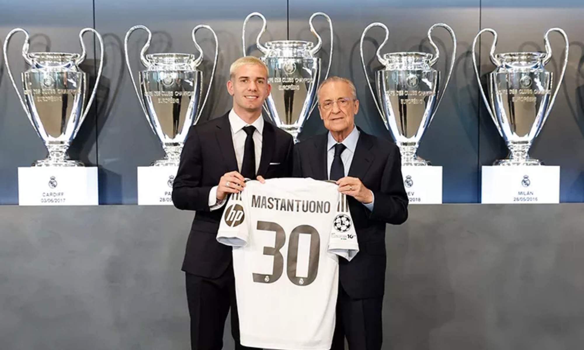 Franco Mastantuono, posando con su nueva camiseta en el Real Madrid, junto a Florentino Pérez.