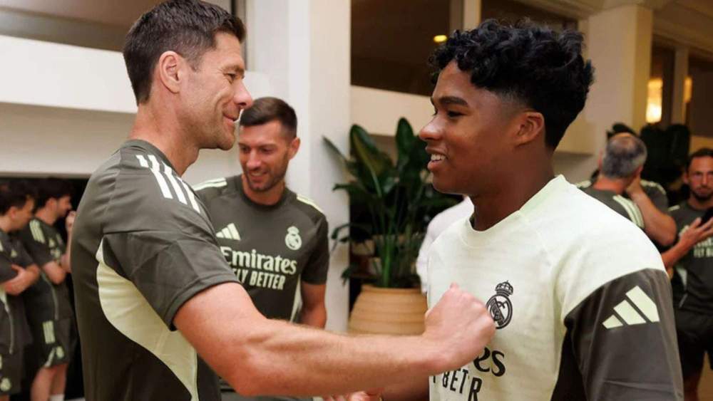 Xabi Alonso, junto a Endrick Felipe, cuando el jugador se unió a la concentración del Madrid en el Mundial de Clubes.