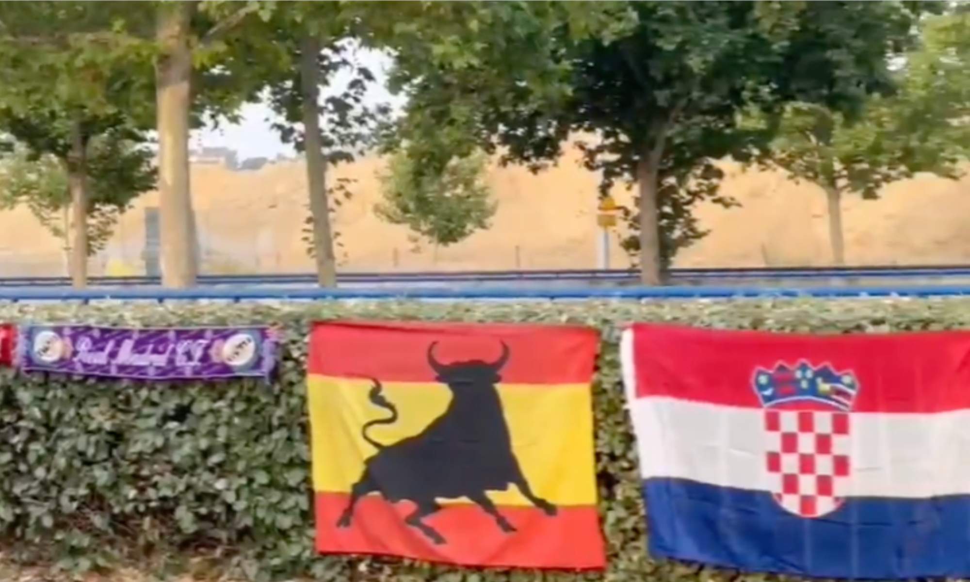 Los exteriores de Valdebebas han amanecido repletos de banderas y bufandas ante el inminente estreno del Real Madrid en la Liga.