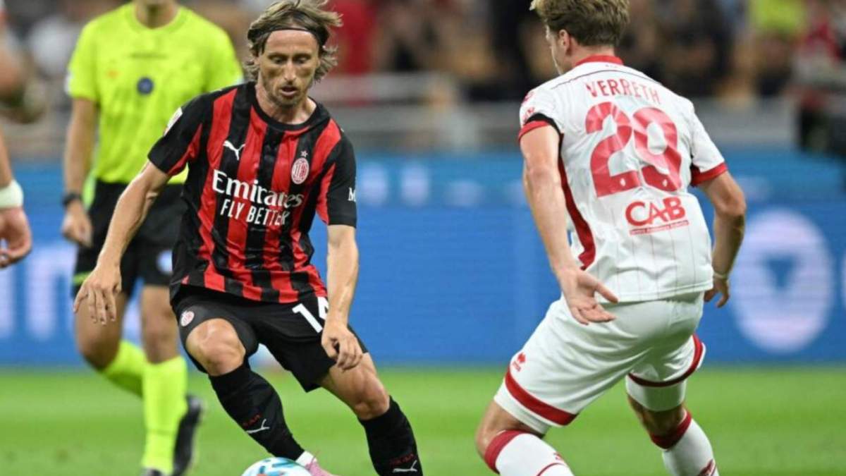 Luka Modric, controlando un balón en su debut con el Milan en un partido oficial.