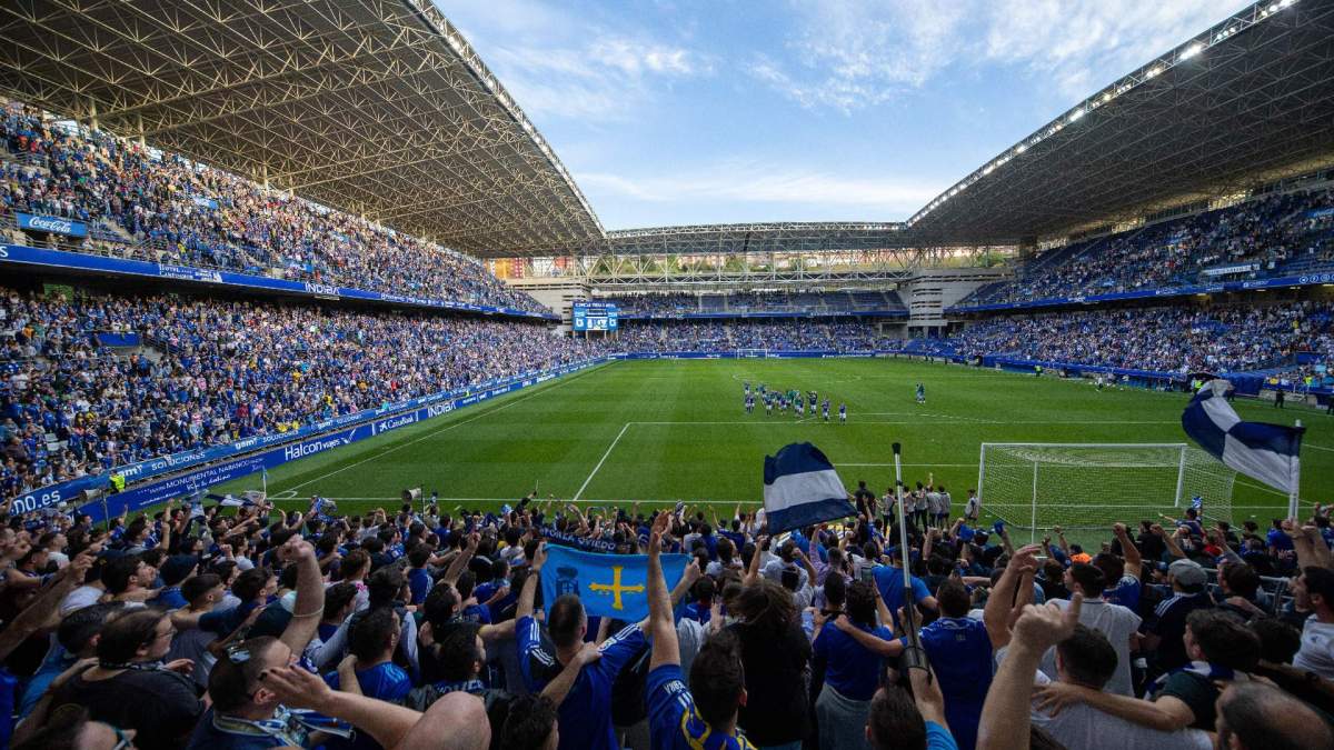 El Carlos Tartiere con una gran entrada durante un partido