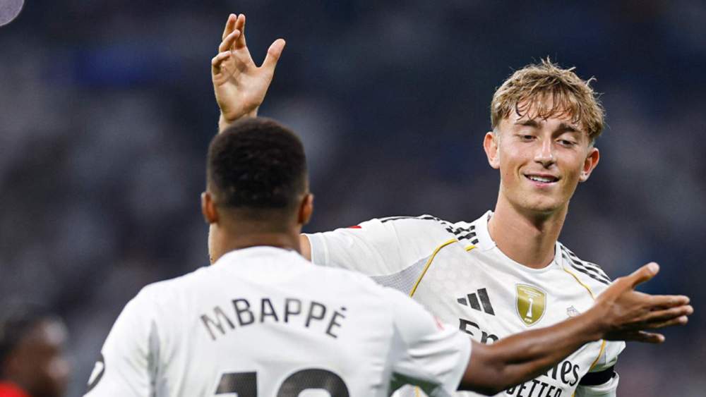Dean Huijsen, celebrando la victoria de este martes ante Osasuna, junto a Kylian Mbappé. Dean Huijsen, celebrando la victoria de este martes ante Osasuna, junto a Kylian Mbappé.