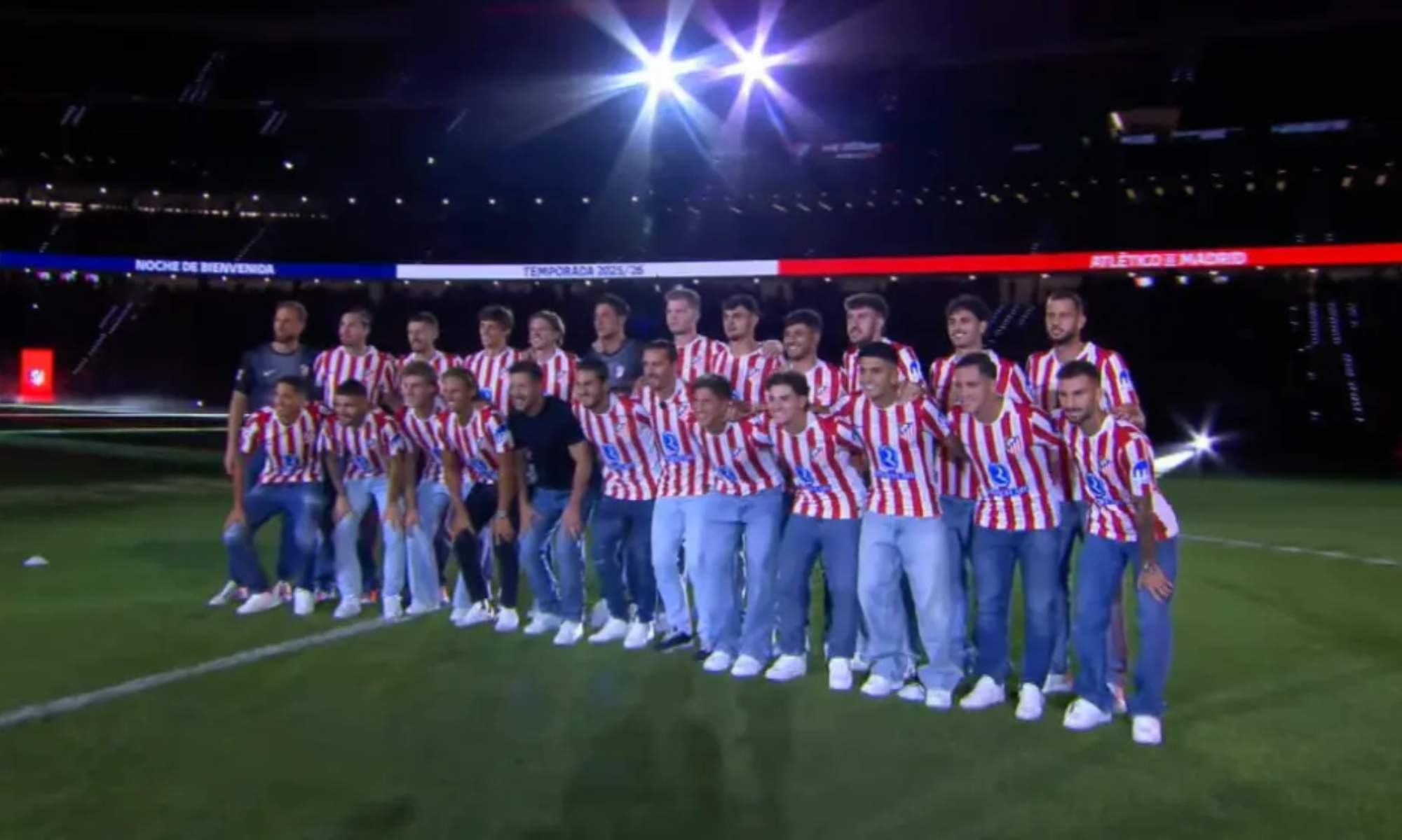 El Atlético de Madrid realizó su típica presentación de plantilla y su afición se acordó del Real Madrid. El Atlético de Madrid realizó su típica presentación de plantilla y su afición se acordó del Real Madrid.