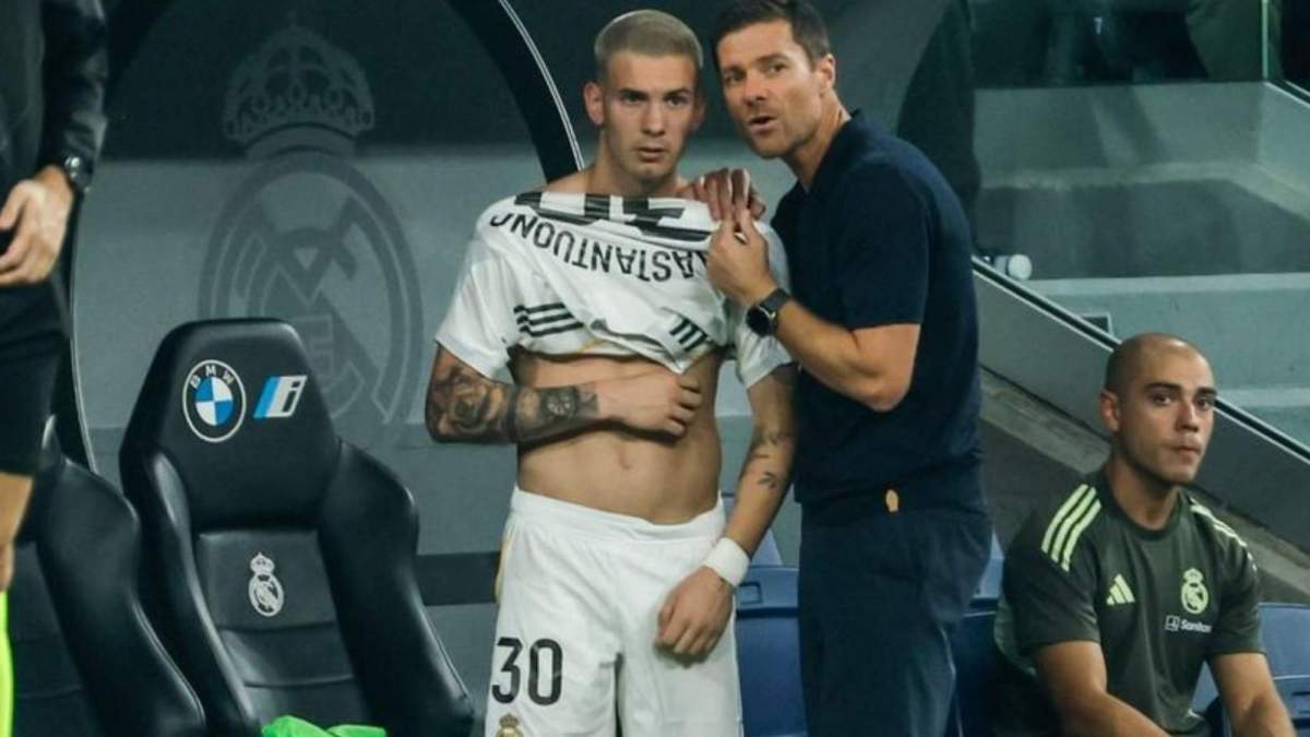 Xabi Alonso y Franco Mastantuono, poco antes del debut del argentino con el Real Madrid, este martes, en el partido contra Osasuna. Xabi Alonso y Franco Mastantuono, poco antes del debut del argentino con el Real Madrid, este martes, en el partido contra Osasuna.