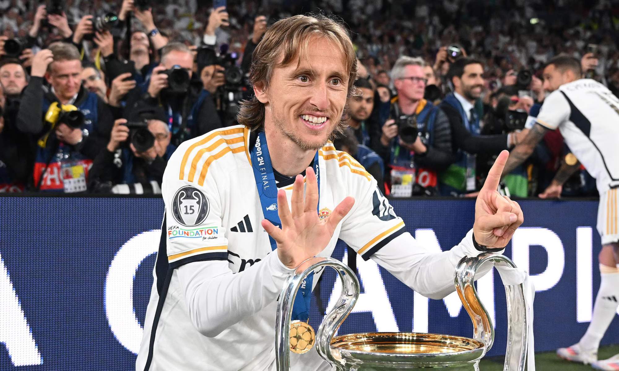 Luka Modric, con la última Copa de Europa que ganó con el Real Madrid.