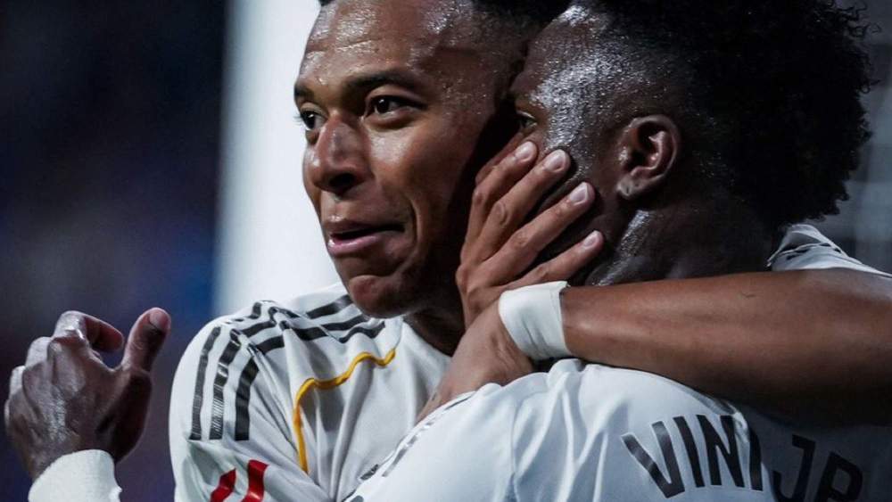 Mbappé tapa la boca a Vinicius para evitar su expulsión Mbappé tapa la boca a Vinicius para evitar su expulsión