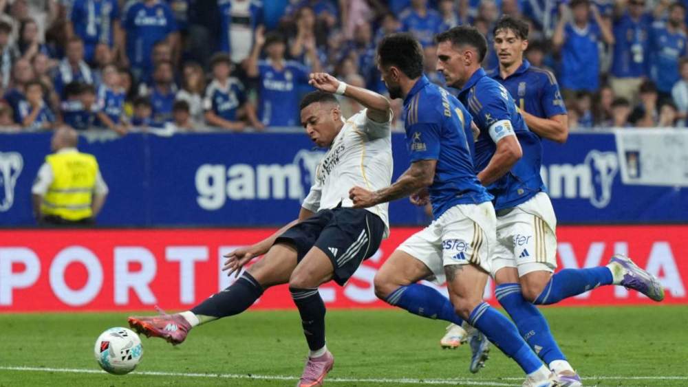 Mbappé disparando a puerta en el Carlos Tartiere