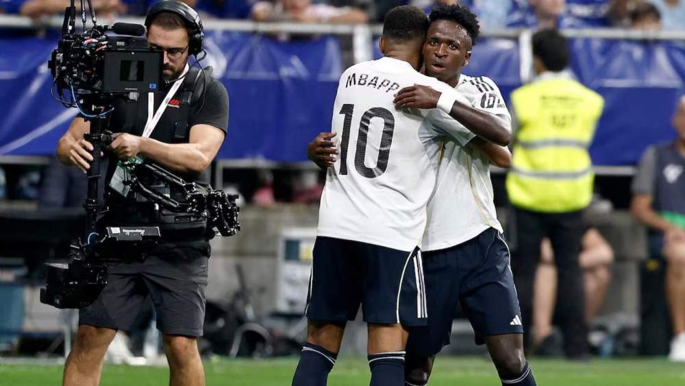 Kylian Mbappé y Vinicius Junior, abrazándose en el partido que el Madrid ganó al Oviedo el domingo pasado. Kylian Mbappé y Vinicius Junior, abrazándose en el partido que el Madrid ganó al Oviedo el domingo pasado.