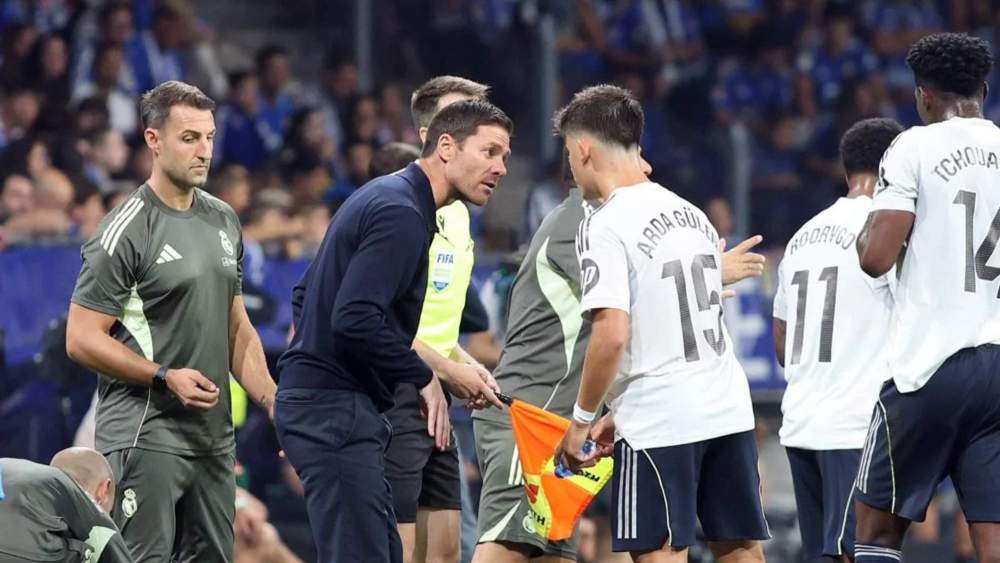 Xabi Alonso, hablando con Arda Güler durante el partido del domingo pasado en Oviedo. Xabi Alonso, hablando con Arda Güler durante el partido del domingo pasado en Oviedo.